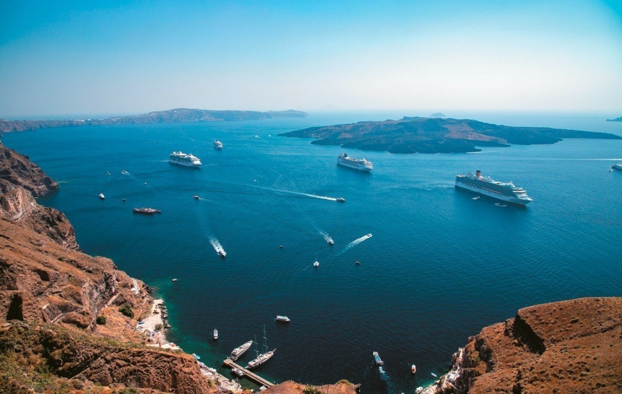  Πτώση της επιβατικής κίνησης στα ελληνικά νησιά – Μείωση 20% για Σαντορίνη και 15% για Μύκονο