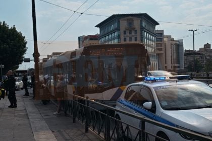 Σύγκρουση λεωφορείου με αυτοκίνητο στη Συγγρού - Τουλάχιστον έξι τραυματίες