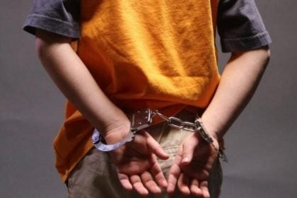 Πάτρα: Ανήλικος μπήκε από μπαλκονόπορτα και "βούτηξε" πάνω από 1.000 ευρώ
