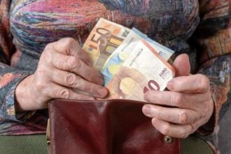 Τι συμβαίνει με τα όρια συνταξιοδότησης – Επανέρχονται τα σενάρια για αύξηση μετά το 2027