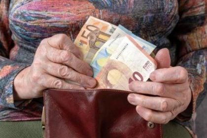 Τι συμβαίνει με τα όρια συνταξιοδότησης – Επανέρχονται τα σενάρια για αύξηση μετά το 2027