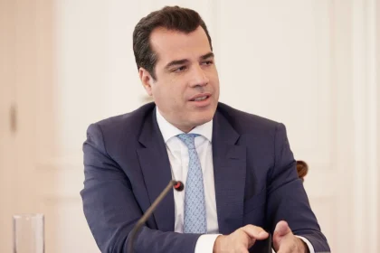 Πλεύρης για τους 247 παράνομους μετανάστες από τη Λιβύη: Θα οδηγηθούν σε καθεστώς εγκλεισμού μέχρι την επιστροφή τους