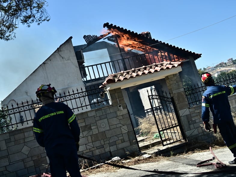 Κορωπί: Βελτιωμένη η εικόνα της φωτιάς – Ζημιές σε σπίτια, εκκενώθηκαν περιοχές (ΦΩΤΟ & ΒΙΝΤΕΟ)