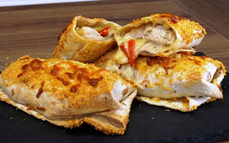 Burritos με τορτίγιες και το κοτόπουλο που περίσσεψε