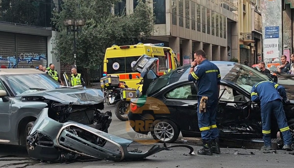 Τροχαίο με τρεις τραυματίες στο κέντρο της Αθήνας – Σφοδρή σύγκρουση δύο ΙΧ