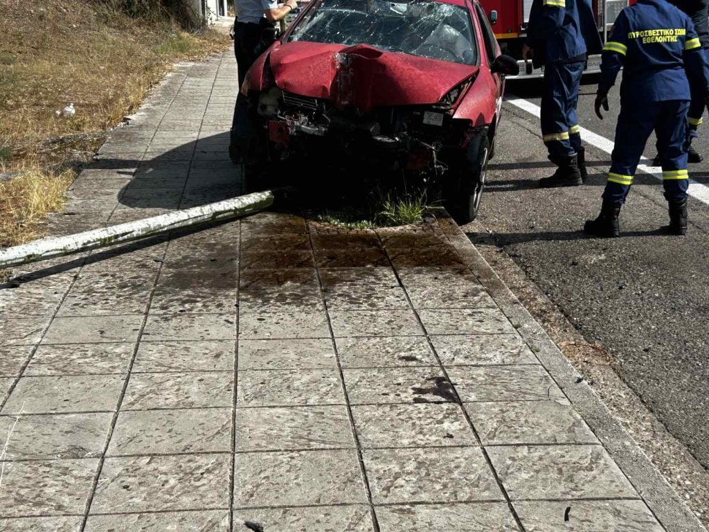 Σοβαρό τροχαίο – ΙΧ γκρέμισε κολώνα – Στο νοσοκομείο νεαρός οδηγός (ΦΩΤΟ) Δυτ. Ελλάδα: Σοβαρό τροχαίο - ΙΧ γκρέμισε κολώνα - Στο νοσοκομείο νεαρός οδηγός (ΦΩΤΟ)
