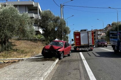 Δυτ. Ελλάδα: Σοβαρό τροχαίο - ΙΧ γκρέμισε κολώνα - Στο νοσοκομείο νεαρός οδηγός (ΦΩΤΟ)