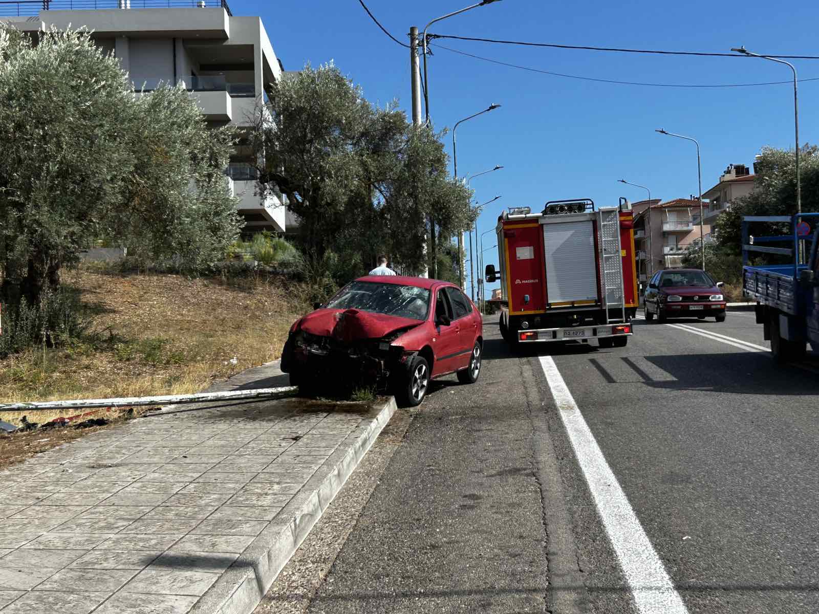 Δυτ. Ελλάδα: Σοβαρό τροχαίο - ΙΧ γκρέμισε κολώνα - Στο νοσοκομείο νεαρός οδηγός (ΦΩΤΟ)