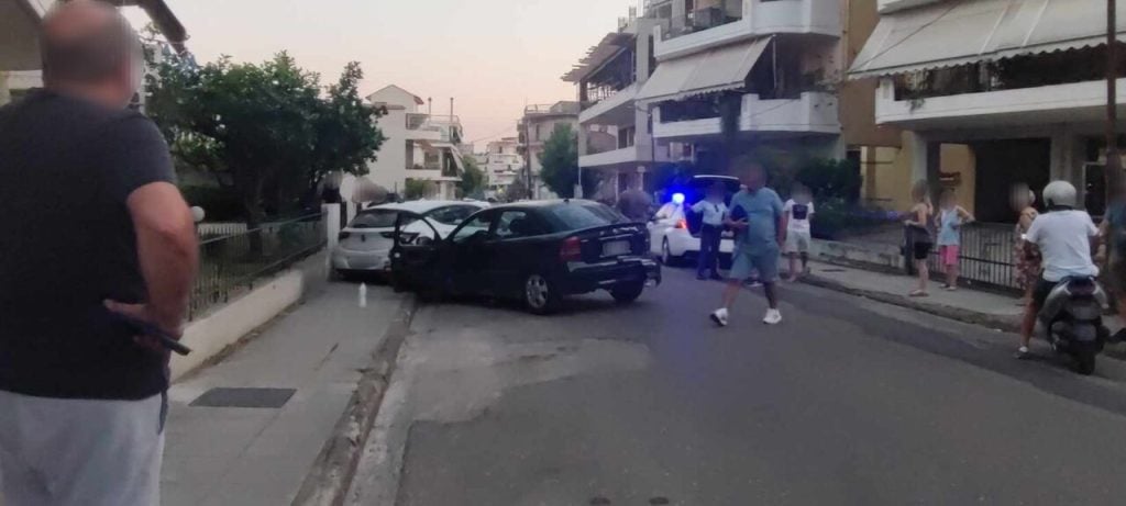 Αγρίνιο: Σφοδρό τροχαίο με «τρελή» πορεία αυτοκινήτου - Στο νοσοκομείο ένα άτομο (ΦΩΤΟ)