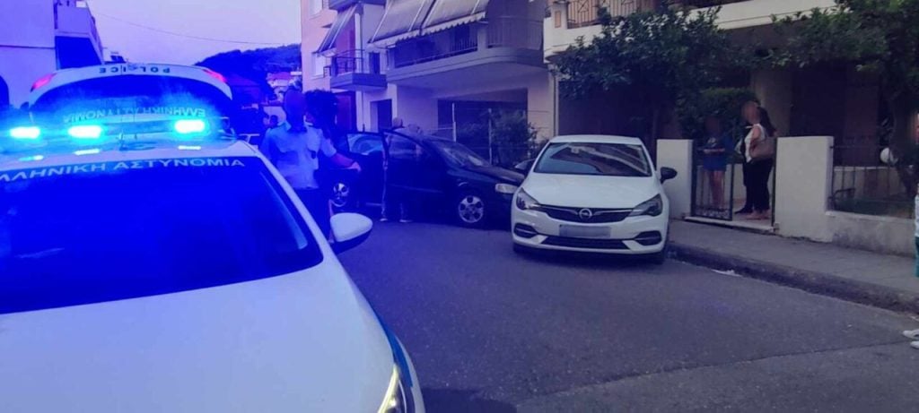 Αγρίνιο: Σφοδρό τροχαίο με «τρελή» πορεία αυτοκινήτου - Στο νοσοκομείο ένα άτομο (ΦΩΤΟ)