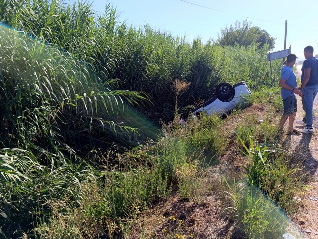 Αγρίνιο: Τούμπαρε αυτοκίνητο σε διασταύρωση - καρμανιόλα (ΦΩΤΟ)