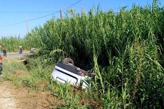 Αγρίνιο: Τούμπαρε αυτοκίνητο σε διασταύρωση - καρμανιόλα (ΦΩΤΟ)