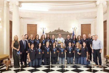 O Πρωθυπουργός και η σύζυγός του υποδέχθηκαν τα «χρυσά» κορίτσια της εθνικής πόλο – «Ήσασταν καταπληκτικές»