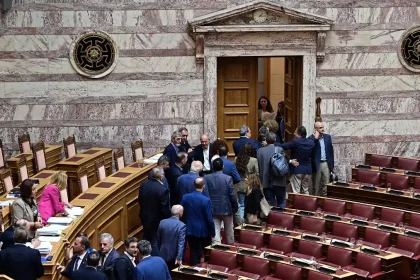 Βουλή: Απορρίφθηκαν οι προτάσεις για προανακριτική για τον ΟΠΕΚΕΠΕ – Πανδαιμόνιο με φωνές και αποχώρηση της Αντιπολίτευσης