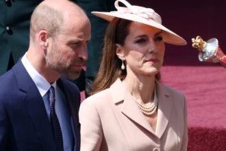 Η πριγκίπισσα Κέιτ με Dior και βασιλικά κοσμήματα, κατά την υποδοχή του ζεύγους Μακρόν