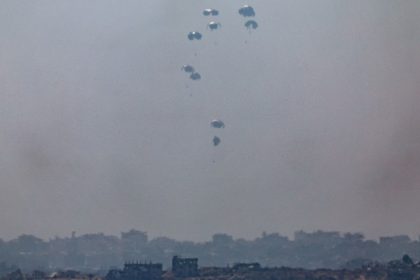 Γάζα: Αεροσκάφη της Ιορδανίας και των ΗΑΕ έριξαν 25 τόνους βοήθειας