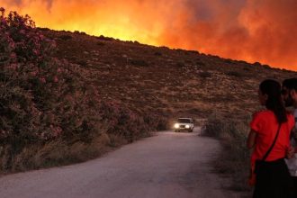 Τουρκία: Χιλιάδες άνθρωποι απομακρύνονται, την ώρα που οι πυροσβεστικές δυνάμεις δίνουν μάχη με τις πυρκαγιές