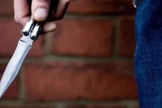Πάτρα: Έκανε βόλτα με τη μηχανή του με μαχαίρι κάτω από τη σέλα