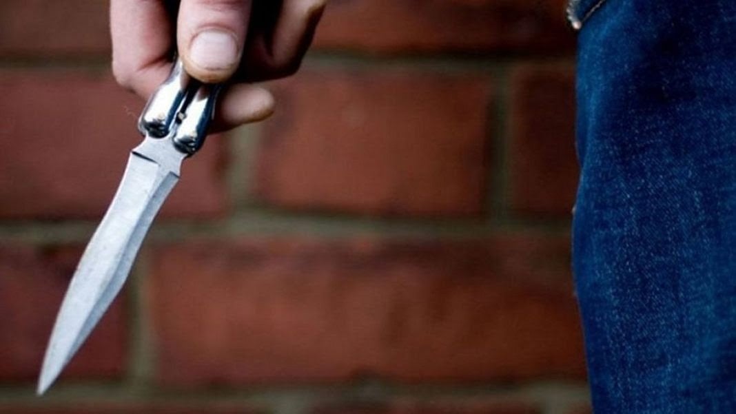 Πάτρα: Έκανε βόλτα με τη μηχανή του με μαχαίρι κάτω από τη σέλα