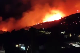 Δύσκολη νύχτα με τη φωτιά στα Μεσοχώρια της Εύβοιας, κοντά σε σπίτια οι φλόγες