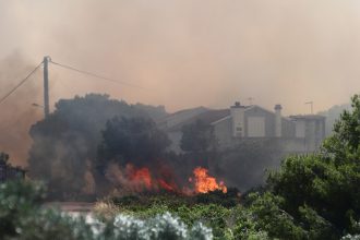 Καλύτερη η εικόνα της φωτιάς στο Πικέρμι - Κάηκαν σπίτια, συνεχίζεται η μάχη των πυροσβεστών (ΦΩΤΟ & ΒΙΝΤΕΟ)