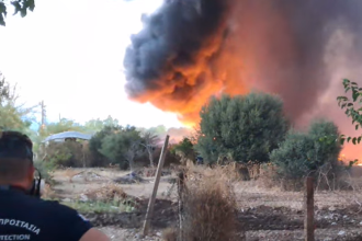 Καλύτερη η εικόνα στη φωτιά σε εργοστάσιο ανακύκλωσης στο Αίγιο - BINTEO