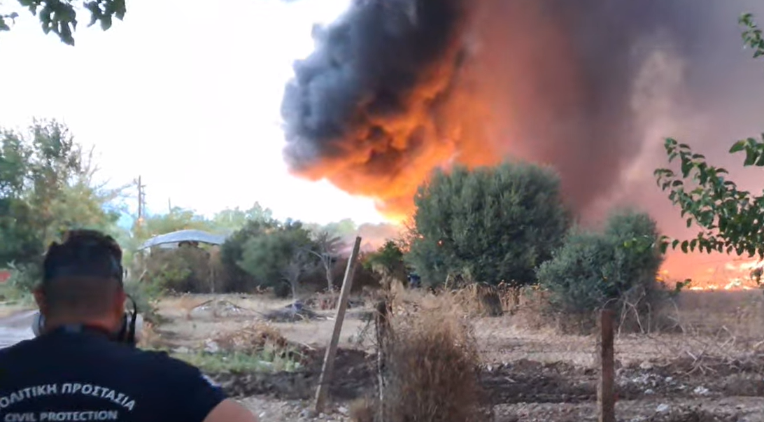 Καλύτερη η εικόνα στη φωτιά σε εργοστάσιο ανακύκλωσης στο Αίγιο - BINTEO
