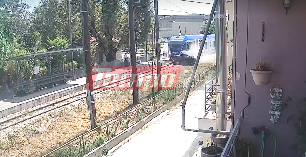 Πάτρα: Η στιγμή της σύγκρουσης συρμού του Προαστιακού με αυτοκίνητο - ΒΙΝΤΕΟ ΝΤΟΚΟΥΜΕΝΤA