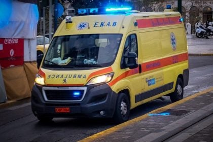 ΤΩΡΑ - Πάτρα: Σφοδρή σύγκρουση φορτηγού και δίυκλο - Τραυματίστηκε μια γυναίκα