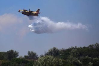 Μεγάλη φωτιά στην Αρχαία Ολυμπία - 8 εναέρια μέσα στη μάχη με τις φλόγες