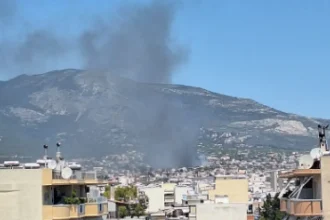 Φωτιά στο Μενίδι – Μήνυμα από το 112