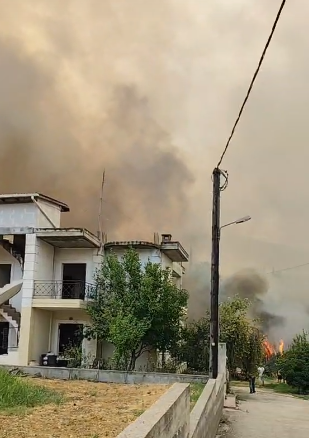 Πύρινος όλεθρος στην Πάτρα: Εκτός ελέγχου η φωτιά - Καίγονται σπίτια, απομάκρυνση κατοίκων και απεγκλωβισμοί (ΦΩΤΟ-ΒΙΝΤΕΟ)
