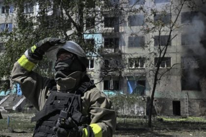 Ουκρανία: Τρεις νεκροί, μεταξύ των οποίων ένα παιδί, από νέα ρωσική επίθεση στο Χάρκοβο λίγες ώρες πριν το ραντεβού Τραμπ – Ζελένσκι
