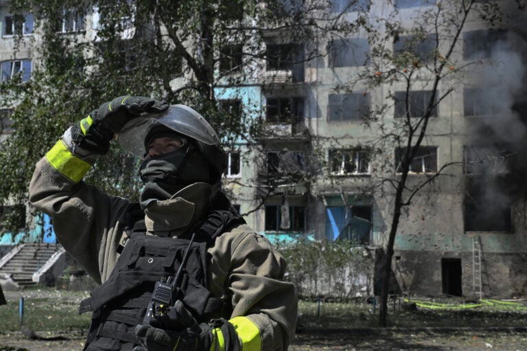 Ουκρανία: Τρεις νεκροί, μεταξύ των οποίων ένα παιδί, από νέα ρωσική επίθεση στο Χάρκοβο λίγες ώρες πριν το ραντεβού Τραμπ – Ζελένσκι