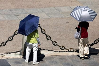 Πώς να ντυθείς για να παραμείνεις δροσερός σε ακραίες θερμοκρασίες