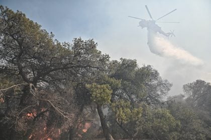 Ανεξέλεγκτη η πυρκαγιά στην Κερατέα - 190 πυροσβέστες και 18 εναέρια στη μάχη με τις φλόγες (ΒΙΝΤΕΟ)