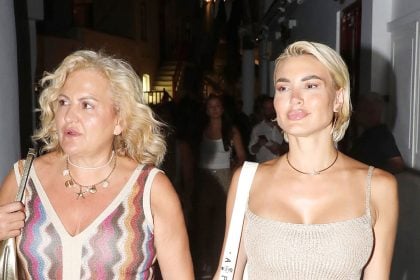 Αλεξάνδρα Παναγιώταρου: Νυχτοπερπατήματα στα στενά της Μυκόνου με την μητέρα της