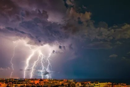 "Βροχή" από 5.000 κεραυνούς τη Δευτέρα