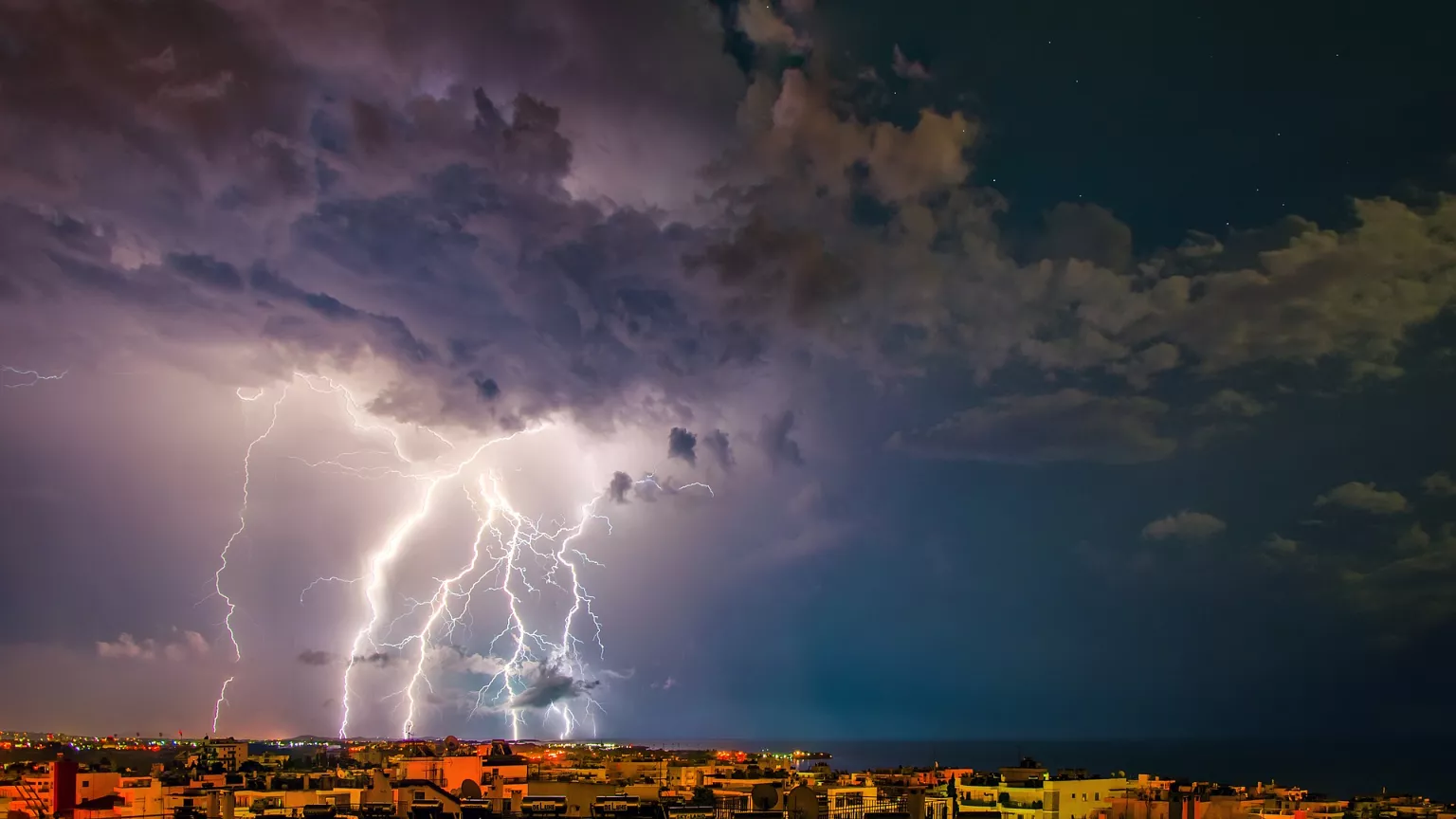 "Βροχή" από 5.000 κεραυνούς τη Δευτέρα