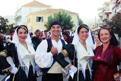 Άνοιξε χθες Κυριακή με την χορευτική παρέλαση των συγκροτημάτων η αυλαία του 63ου Διεθνούς Φεστιβάλ Φολκλόρ Λευκάδας