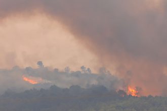 Πύρινη κόλαση στη νότια Γαλλία: Ένας νεκρός – Στάχτη 80.000 στρέμματα ΒΙΝΤΕΟ