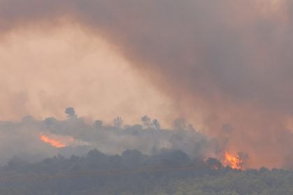 Πύρινη κόλαση στη νότια Γαλλία: Ένας νεκρός – Στάχτη 80.000 στρέμματα ΒΙΝΤΕΟ