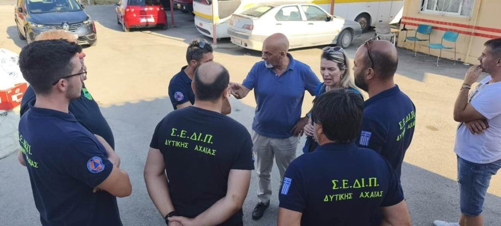 Ο Χαράλαμπος Μπονάνος με τους εθελοντές πυροσβέστες