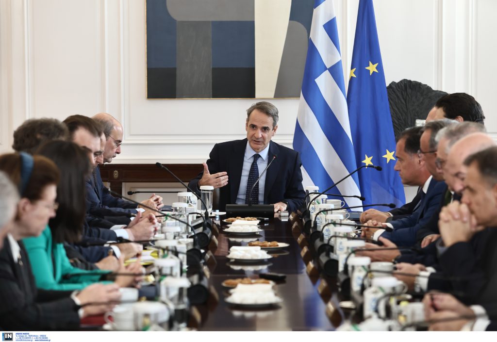Tο δύσκολο καλοκαίρι της κυβέρνησης και το φθινοπωρινό  «ραντεβού» στη ΔΕΘ