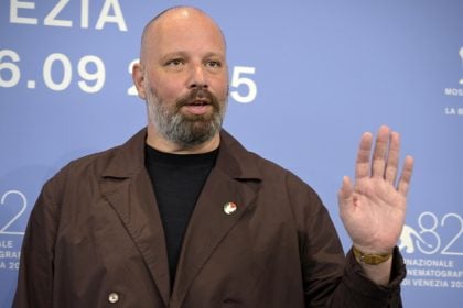 Ο Γιώργος Λάνθιμος στο Φεστιβάλ Βενετίας με καρφίτσα στα χρώματα της παλαιστινιακής σημαίας