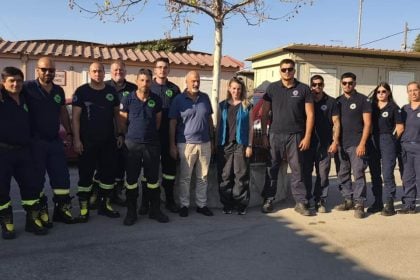 Ο Χαράλαμπος Μπονάνος με τους εθελοντές πυροσβέστες