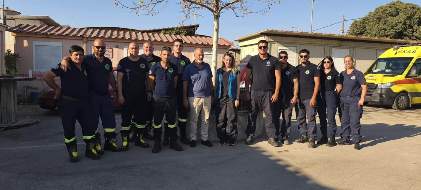 Ο Χαράλαμπος Μπονάνος με τους εθελοντές πυροσβέστες