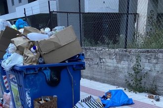 Πάτρα: Ξεκίνησε η αποκομιδή των απορριμμάτων που είχε διακοπεί λόγω της μεγάλης πυρκαγιάς