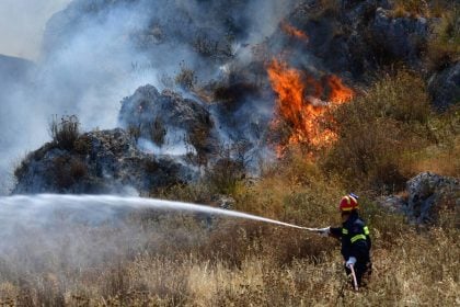Αχαΐα: Φωτιά στον Ριόλο - Επιχειρούν ισχυρές δυνάμεις και εναέρια μέσα