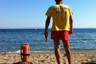 Ο ναυαγοσώστης δεν κατάφερε να σώσει τον 73χρονο - Η σορός μεταφέρθηκε στην Πάτρα